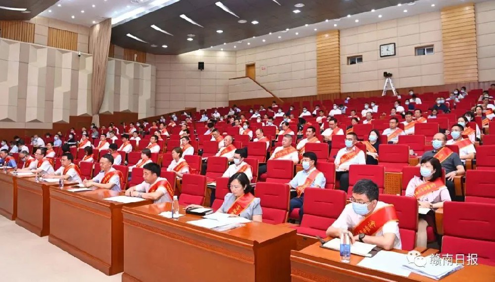 吳忠瓊頒獎 為“贛州市優秀創業者”點贊!